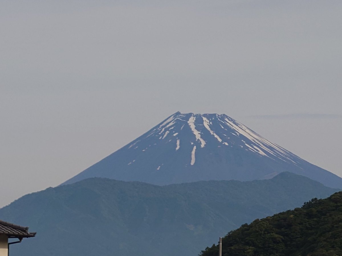 Yoshi0802n's tweet photo. 1枚目は今朝、2枚目は昨日の午前7時半頃の富士山 
変化ありますか？ https://t.co/oxAgUQVcOy