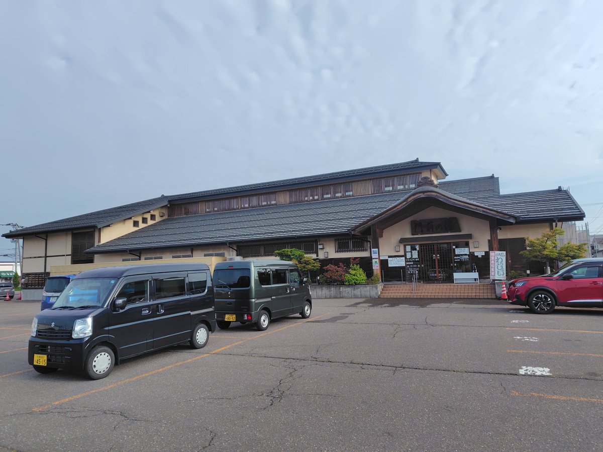 NachironB's tweet photo. #甑島 への旅27日目の今朝は #車中泊 してた #新潟県 の #道の駅うみてらす名立 から車で20分ちょいの #門前の湯 で #朝風呂 でした。今は #春日山 の #謙信公出陣御前清水 で車の給水タンク用の湧き水を汲んでいます。昨晩で水がなくなって今朝は札幌の水道水入りの非常用ペットボトルの出番でした。 https://t.co/zFEa6ODuwF