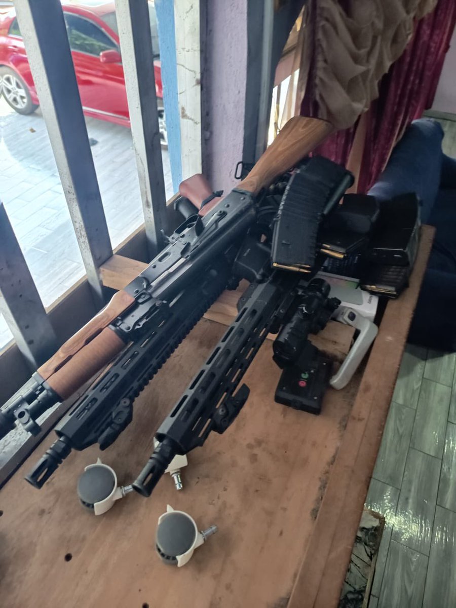 Ejercito_GT's tweet photo. 🚨 *En Desarrollo* 🚨

El Ejército de Guatemala, en coordinación interinstitucional con las fuerzas de seguridad civil, localizó un narcolaboratorio, en Zanjón San Lorenzo, Ayutla, #SanMarcos.

Durante la operación se logró el decomiso de armamento y posible droga denominada cocaína. Además la captura de 7 personas quienes fueron  puestos a disposición de las autoridades competentes. 

 Estas acciones forman parte de las estrategias implementadas por el Gobierno de Guatemala en la lucha frontal contra el crimen organizado transnacional, fortaleciendo la seguridad y el Estado de Derecho en el país.

#EjércitoGT
@GuatemalaGob