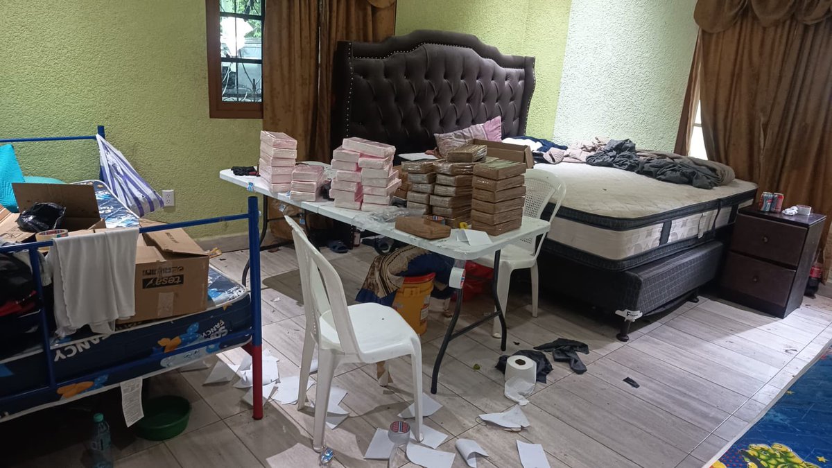 Ejercito_GT's tweet photo. 🚨 *En Desarrollo* 🚨

El Ejército de Guatemala, en coordinación interinstitucional con las fuerzas de seguridad civil, localizó un narcolaboratorio, en Zanjón San Lorenzo, Ayutla, #SanMarcos.

Durante la operación se logró el decomiso de armamento y posible droga denominada cocaína. Además la captura de 7 personas quienes fueron  puestos a disposición de las autoridades competentes. 

 Estas acciones forman parte de las estrategias implementadas por el Gobierno de Guatemala en la lucha frontal contra el crimen organizado transnacional, fortaleciendo la seguridad y el Estado de Derecho en el país.

#EjércitoGT
@GuatemalaGob