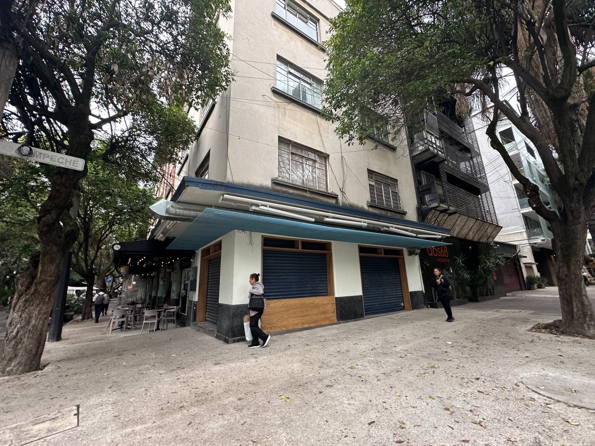 CondesaObserva's tweet photo. Confirme @inveacdmx han retirado los sellos de este local que se apropió de espacio común. Perforó fachada de edificio protegido. Demolió la banqueta y la pavimentó a su gusto Sin permiso. #NoMasRestaurantesDeBanqueta #HipodromoCondesa #Chilpancingo35 https://t.co/CBFSV3l9wA