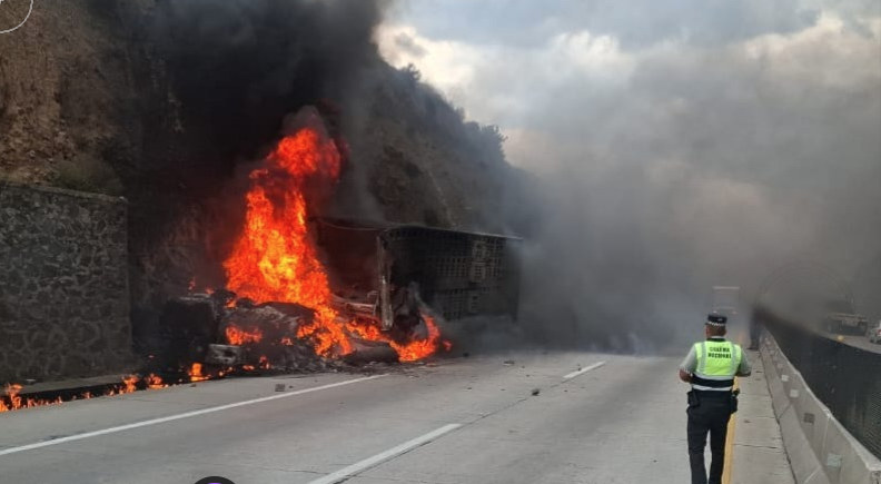 GN_Carreteras's tweet photo. #TomePrecauciones en #Hidalgo se registra cierre total de circulación por #Vehiculoincendiado por falla mecánica cerca del km 176+000, de la autopista Libramiento Norte. Se orienta a la ciudadanía #Rutaalterna  carretera Hidalgo Apan-El Aserradero. Atienda indicación vial. https://t.co/p8kqCFdEQo