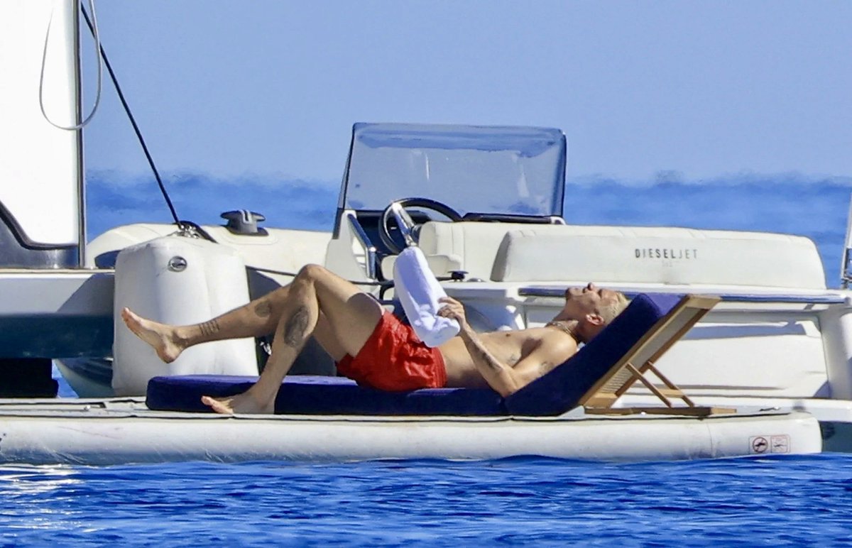 jaymalecelebs's tweet photo. You're on a yacht with Romeo Beckham. What happens next? 😜 https://t.co/bj0t7Ew9PS