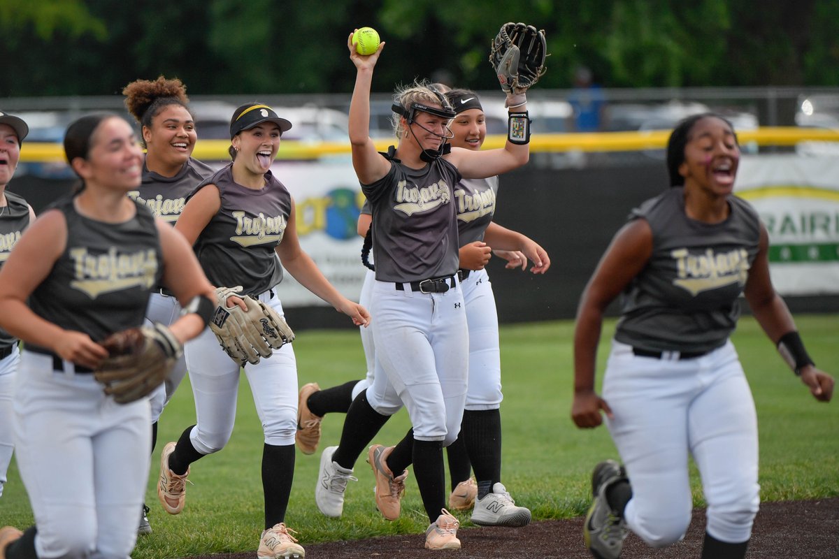 peterson_rick's tweet photo. . @thssoftball_ holds off Tigers, 5-4, advances to Class 6A semifinal. From @TopsportsN contributor @ToddFertig1. @T_HighAthletics ...
https://t.co/BKcWQ2Wm6c https://t.co/ADou6AsET6