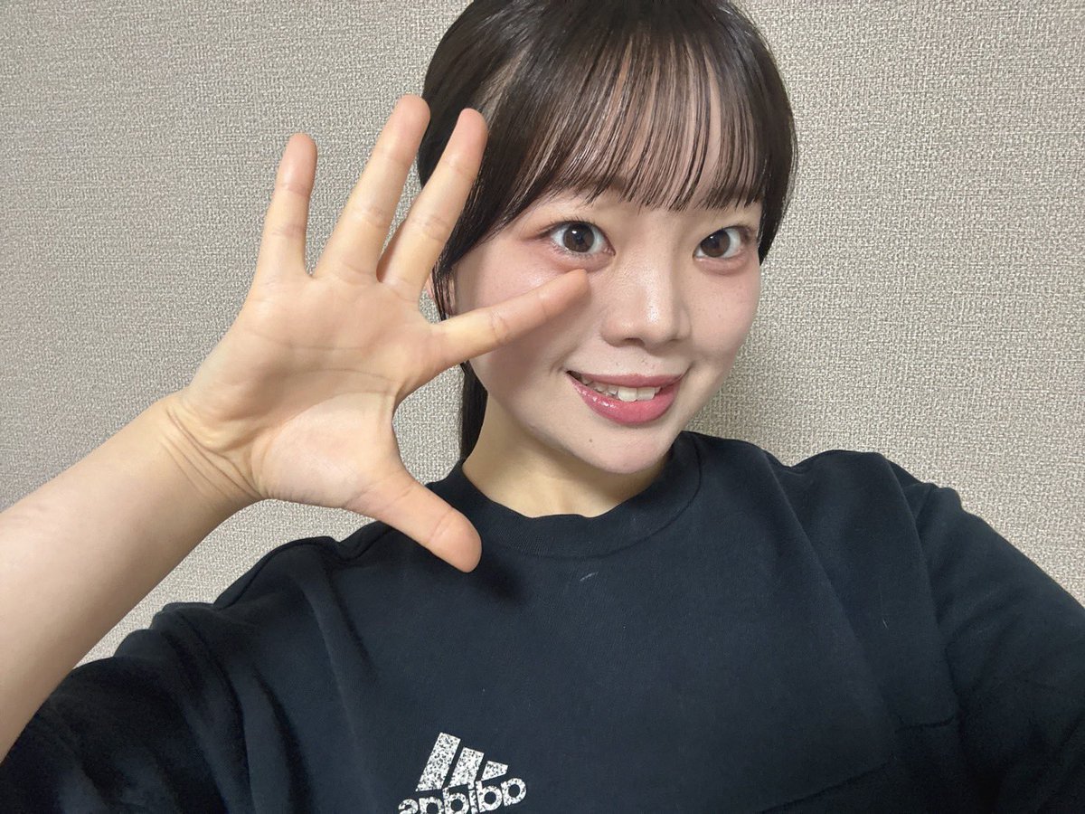 aqua_next's tweet photo. 【はるなのひまわり成長日記🌻】

おはようございます☀️

今日はひまわりの様子をお届します！
葉っぱを数えてみたら、なんと25枚もありました！
そろそろ蕾が出てくる予感...！✨️

今日も一日頑張ろうね〜！

はるな🌙 https://t.co/zGUQVDjq1U