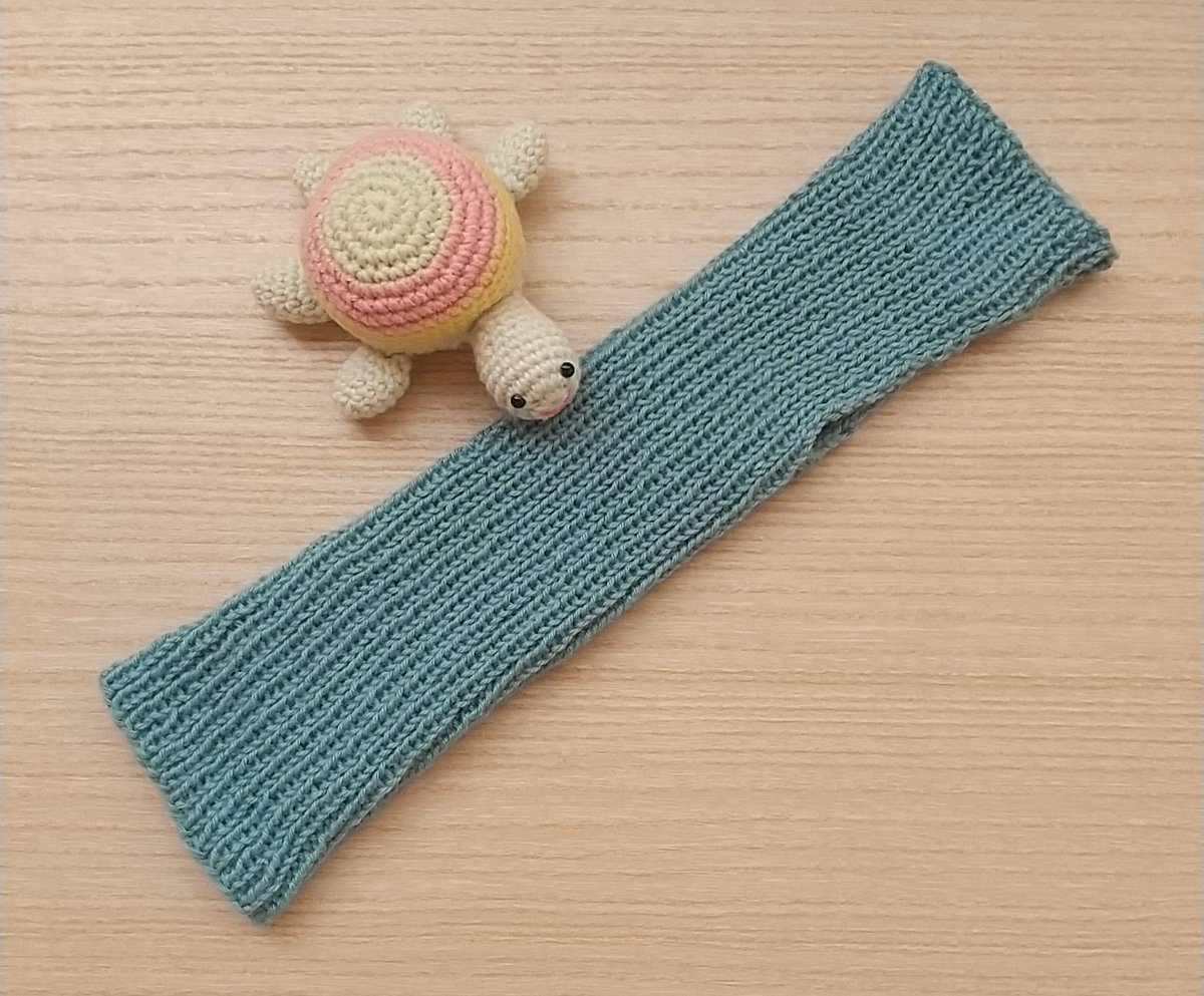 Happy_time_knit's tweet photo. 最近、手首が痛くて湿布をしてるのですが。
湿布のフチが剥がれないよう、サポーターのようなものを編みました。
28cmと少し長めで、親指があいてるタイプ。
1目ゴム編みで編んだので程よくフィットして、なかなか良い感じ😊 https://t.co/C7qMkfr6Uo
