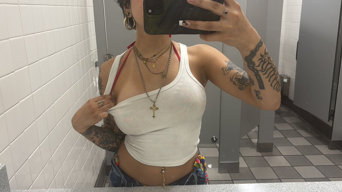 bambistardoll's tweet photo. tan lines say hi https://t.co/lckgDw527I