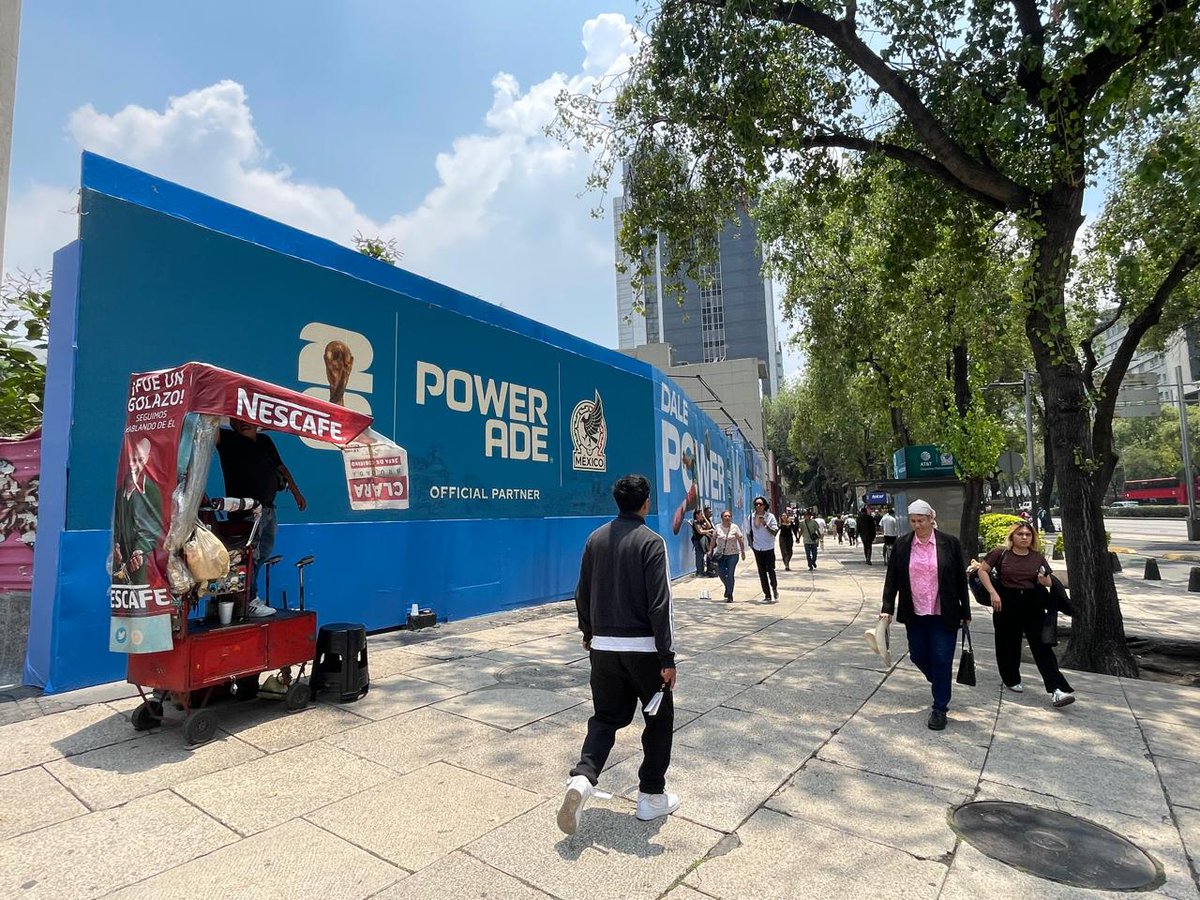 PaulinaNavaTT's tweet photo. 🚧 Si una estructura publicitaria representa riesgo de caída para miles de peatones debe verificarse y retirarse. En Paseo de la Reforma y la ex Glorieta de Colón hay una de @PoweradeMx  @CocaCola @FEMSA y @Rentablemx1 @ClaraBrugadaM @AlcCuauhtemocMx @MetropolisCDMX @inveacdmx https://t.co/OeMYlwfMVu
