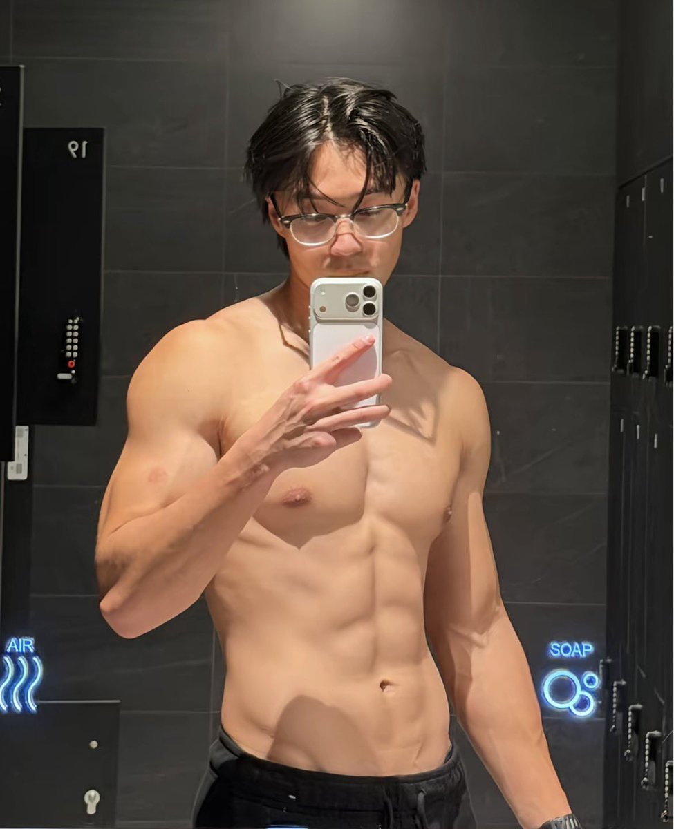 Daily Hot Dudes tweet media