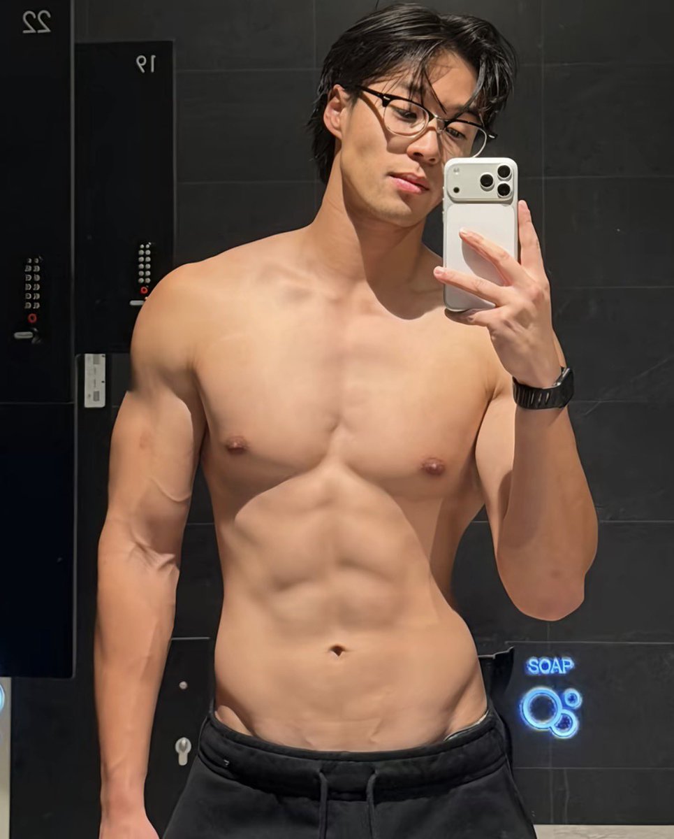 Daily Hot Dudes tweet media