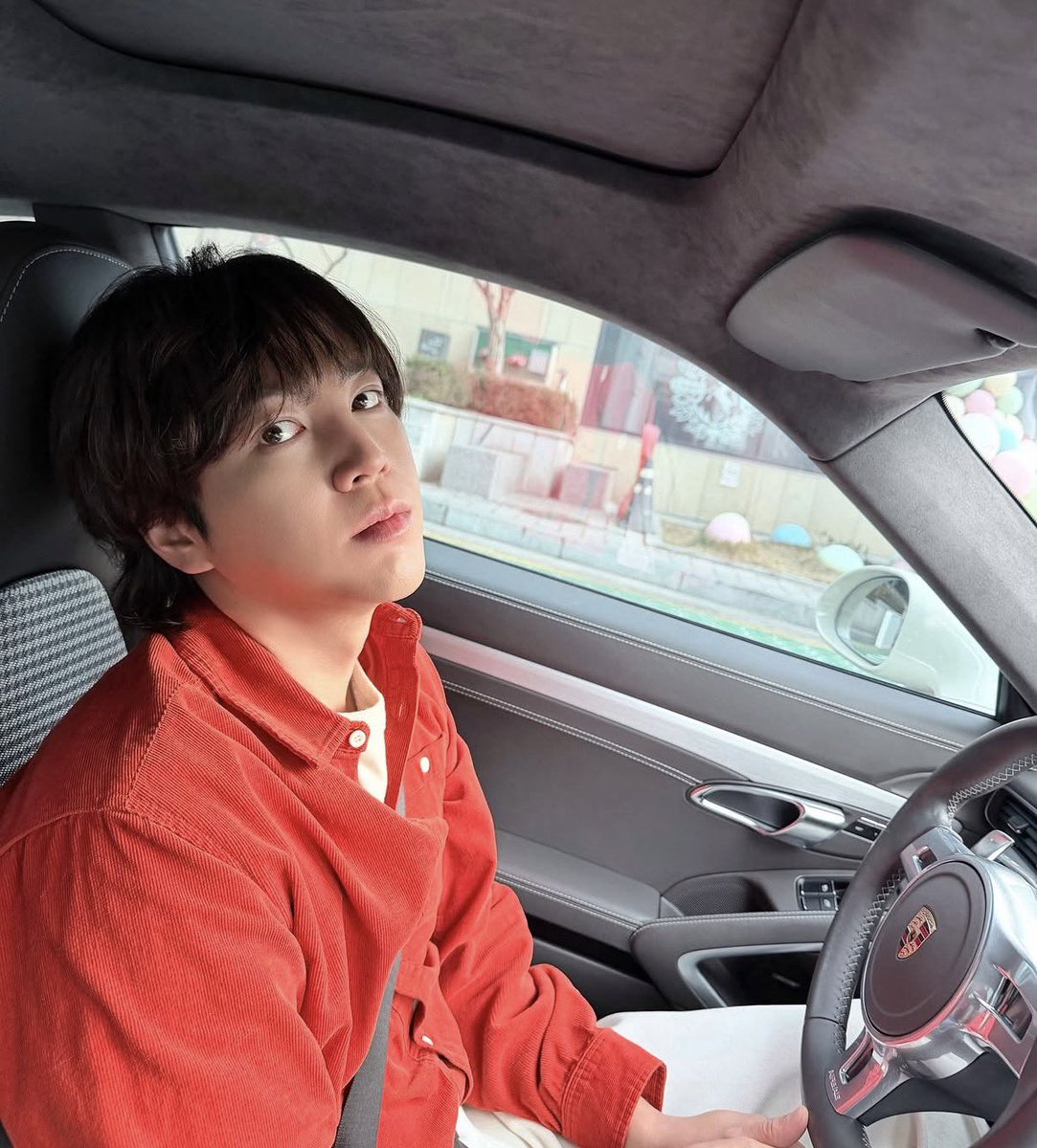 tslamchda's tweet photo. 장근석 갑상선암 이겨내고 재단 설립 

아시아프린스로 불리는 장근석은 2023년 갑상선암 진단을 받고 2024년 5월 수술을 받음

처음엔 열심히 살아왔는데 왜 나한테 이런 시련이 왔을까 싶어서 억울했다고 함. 하지만 담배도 자연스럽게 끊었고 스스로를 더 소중하게 다루는 계기가 됨

자선 단체나 재단을 만들어 번 돈을 의미 있는 데 쓰고 싶다는 꿈도 생김. 예전 모교 한양대에 약 12억 원을 기부했는데, 모교 병원에서 그 기부 명단 덕분에 수술을 잘 받을 수 있었음. 베풀고자 했던 것이 결국 나한테 돌아온다는 걸 인생에서 크게 느꼈다고 함

이 계기로 자선 재단 설립이라는 꿈을 가졌고 스스로 뱉은 말을 지킬 거라 비난은 무섭지 않다고 말함👍🏻