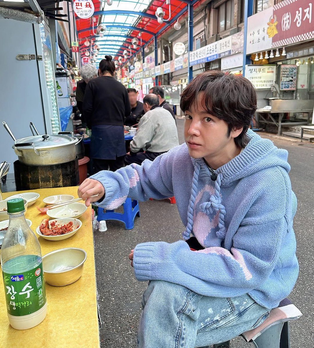 tslamchda's tweet photo. 장근석 갑상선암 이겨내고 재단 설립 

아시아프린스로 불리는 장근석은 2023년 갑상선암 진단을 받고 2024년 5월 수술을 받음

처음엔 열심히 살아왔는데 왜 나한테 이런 시련이 왔을까 싶어서 억울했다고 함. 하지만 담배도 자연스럽게 끊었고 스스로를 더 소중하게 다루는 계기가 됨

자선 단체나 재단을 만들어 번 돈을 의미 있는 데 쓰고 싶다는 꿈도 생김. 예전 모교 한양대에 약 12억 원을 기부했는데, 모교 병원에서 그 기부 명단 덕분에 수술을 잘 받을 수 있었음. 베풀고자 했던 것이 결국 나한테 돌아온다는 걸 인생에서 크게 느꼈다고 함

이 계기로 자선 재단 설립이라는 꿈을 가졌고 스스로 뱉은 말을 지킬 거라 비난은 무섭지 않다고 말함👍🏻