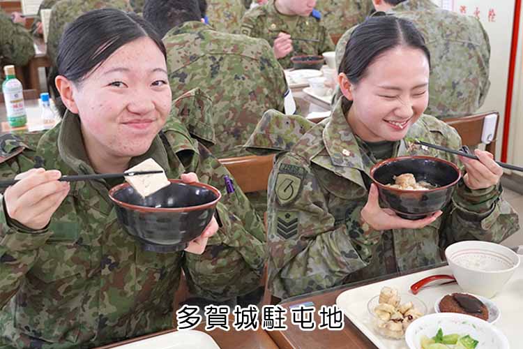 NeaAdminpr's tweet photo. 今月の同仲釜飯のテーマは宮城県が生産日本一を誇る名産品「セリ」を使ったメニューです。
第6回の同仲釜飯は霞目駐屯地ご当地メニューの「仙台セリ鍋」でした。
「今日は肉より、セリじゃ！！」霞目駐屯地の公式キャラクター「浪分　霞（なみわけ かすみ）」さんも大満足!
今年もセリに萌える冬になりそうです。
次回2月10日（火）は、八戸駐屯地ご当地メニューを提供予定!お楽しみに!
「おなかまめしが食べられるのは、東北方だけ!」
「そうだ、おなかまめしを食べに行こう!」
「浪分　霞」さんの詳細はコチラ☞　https://t.co/F1WZ0zOoyr

#自衛隊 #陸上自衛隊 #おなかまめし#ミリ飯（ハッシュタグ）