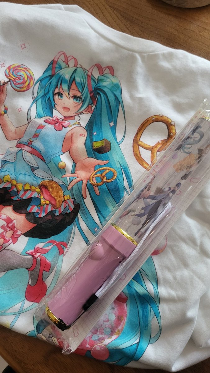 MelImagination's tweet photo. In better news. I finally got my miku expo merch ! https://t.co/BneKdFw5oB