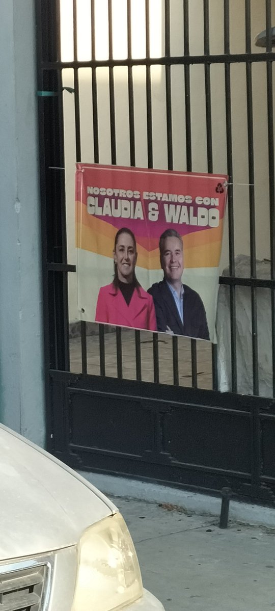 EYsusma's tweet photo. @YoSoyHumber @FdzWaldo Desde el año pasado pintó un chingo de bardas con su nombre y colgó lonas de el con la estúpida de la claudia en las casas de colonias jodidas igual que todos los hambreados de #MorenaNarcoPartido empezaron desde el 2025 https://t.co/03WexuxcLQ