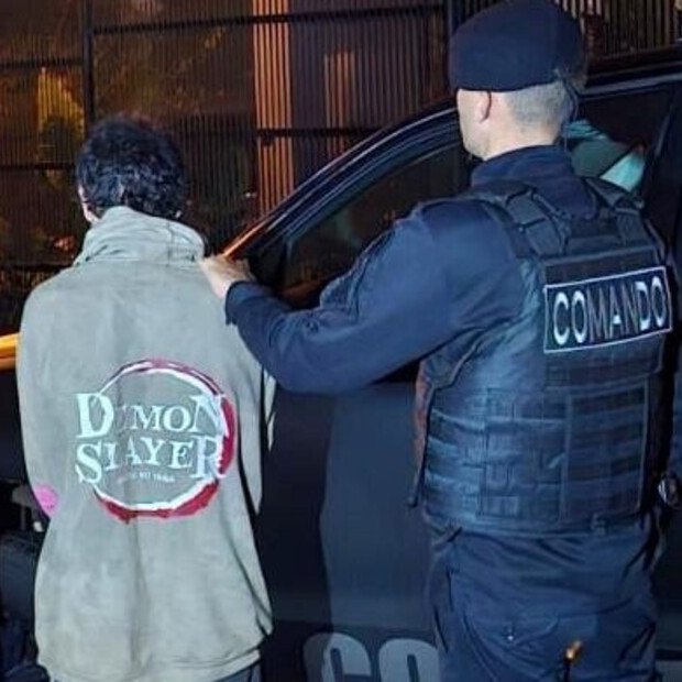 clarincom's tweet photo. DENUNCIÓ A SU HERMANO POR ROBARLE LOS AHORROS PARA EL TRATAMIENTO MÉDICO DE SU HIJA

Una joven de 26 años denunció que le habían robado 330 mil pesos que ahorraba para el tratamiento médico de su hija. Tras investigar quince transferencias realizadas la Policía confirmó que el dinero había sido enviado por su propio hermano utilizando el celular de la víctima. Sucedió en Oberá, Misiones.

El acusado, un hombre de 30 años con antecedentes por robo y hurto, fue detenido por agentes de la Policía de Misiones y quedó imputado por estafa. Ahora la Justicia intenta recuperar los fondos y determinar si la cuenta que recibió el dinero formó parte de la maniobra.

(+) en Clarín: https://t.co/W2ln62vO46