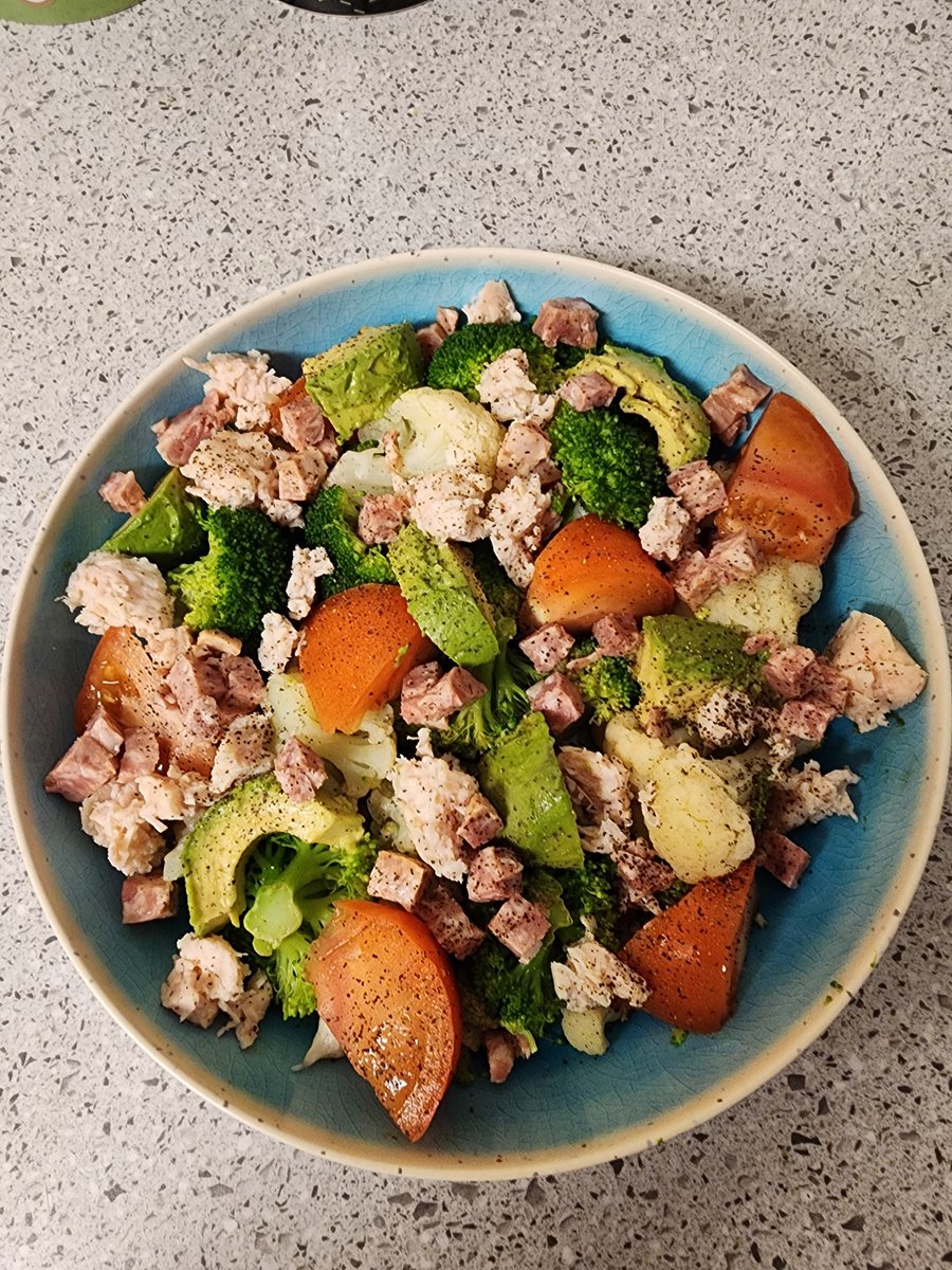 NCACTOR1974's tweet photo. Dinner: Broccoli, cauliflower, tomatoes, avocado, diced ham, chunk chicken, and black pepper with avocado ranch dressing. https://t.co/LGWN2gYw18