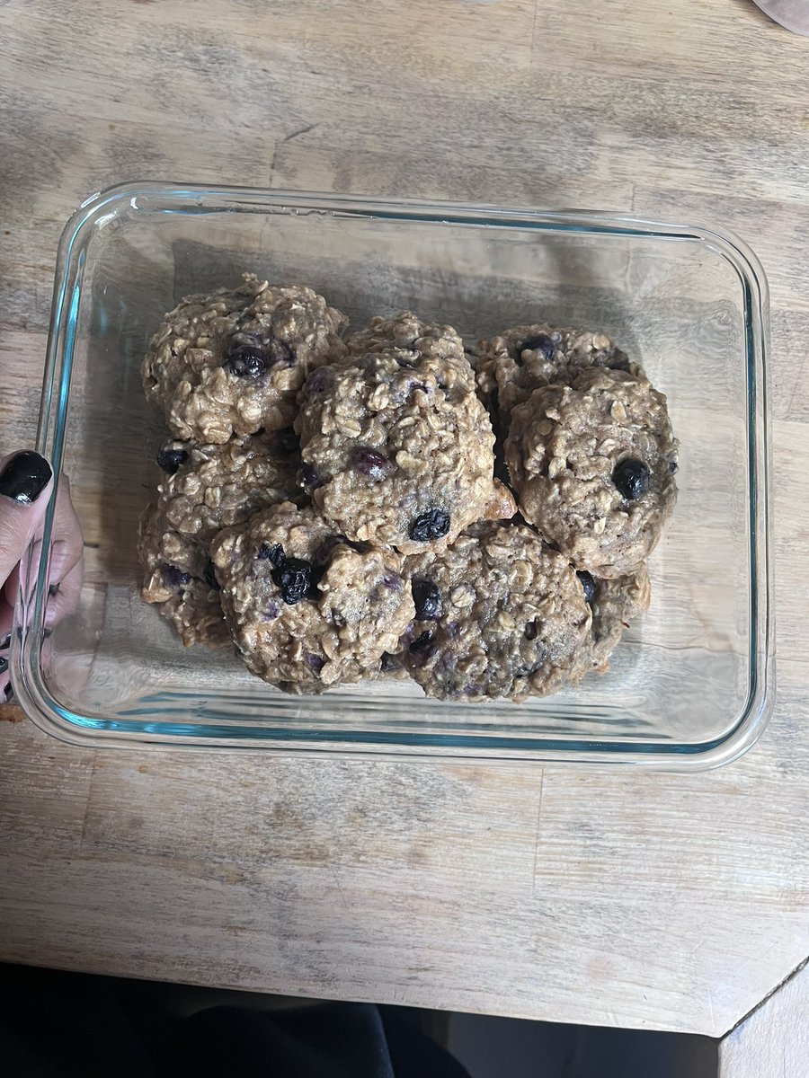 gutznpuke's tweet photo. #edtwt are we eating my blueberry oatmeal cookies to reach your gw ? https://t.co/qgTlTz7OS6