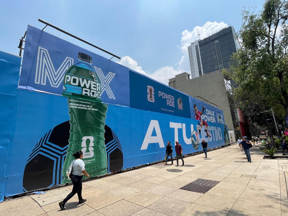 TovarydeTeresa's tweet photo. 🚲 Peatones y ciclistas pasan duariio por Reforma y la ex Glorieta de Colón, donde hay una valla gigante mal colocada: es un riesgo urbano. Urge revisión. @PoweradeMx @CocaCola @FEMSA @ClaraBrugadaM @MetropolisCDMX @inveacdmx #PublicidadExterior https://t.co/2jDVnONiZe