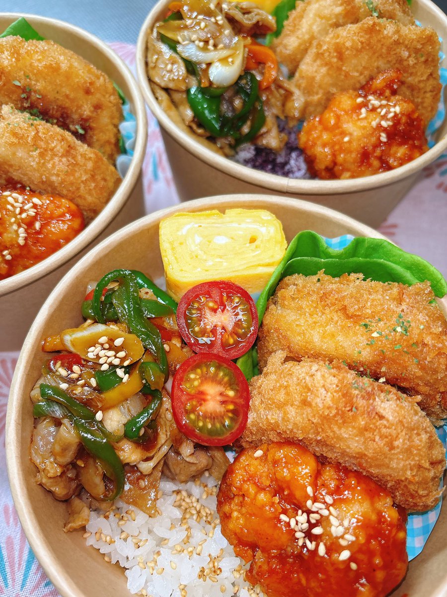 umepikarin's tweet photo. おはようございます😌

#現場飯 2個と #大学生男子弁当 1個🍱 #おにぎり 2個です🍙

今日は9時に近くの倉庫に集合なので、ゆっくりめ☺️

昨日、長男の現調が私の母の家のすぐ近くだったので顔を出したらすごく喜んでました🤩
不意に会えると喜びも増すらしいです😆

#お弁当 #お弁当記録 https://t.co/2G4VKCGZ6Q