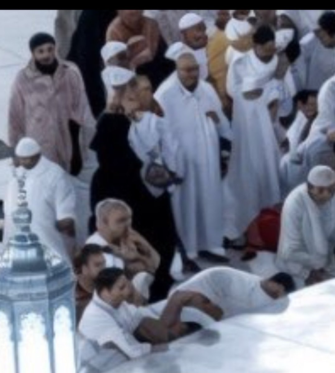 f0534659's tweet photo. @Adby88 الذكاء الاصطناعي مخلي فضائيين يطوفون https://t.co/TlfVUg2xZc