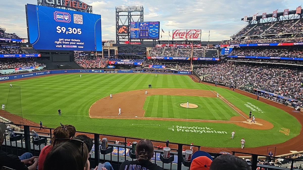 Bichaelist's tweet photo. #mets Holy shit, why and I here. https://t.co/f8x7pWWqfF