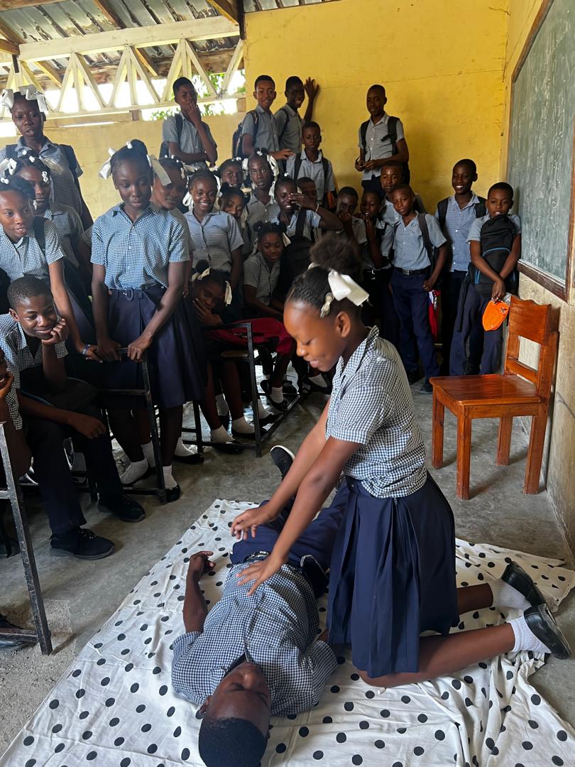 EdeSecours's tweet photo. sous l’impulsion de la Coordination Départementale du Sud, les élèves de l’École Nationale de Roche-à-Bateau ont pu bénéficier, ce mardi 26 mai, d’une formation en secourisme.
Cette initiative vise à sensibiliser les jeunes aux gestes qui sauvent et à renforcer la culture de prévention, de solidarité et d’engagement citoyen au sein de la communauté.
Former la jeunesse aujourd’hui, c’est préparer une société plus responsable et plus humaine pour demain.