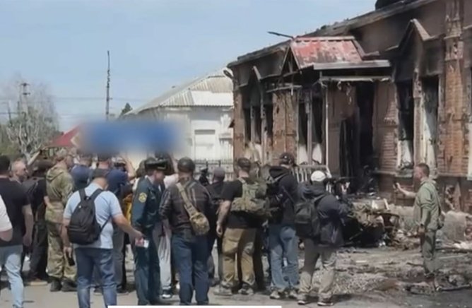 Rosengelee1's tweet photo. Türkischer Journalist: Westliche Medien wollen das wahre Gesicht der Ukraine nicht zeigen
⬇️⬇️⬇️⬇️🦉
Nachdem ausländische Journalisten nach Starobelsk eingeladen worden sind, berichten sie über ihre dort gewonnenen Eindrücke. Starobelsk ist der Ort, an dem 21 Jugendliche in einem Studentenwohnheim durch ukrainischen Beschuss getötet wurden.

In einem kurzen Interview vor Ort erklärt der türkische Journalist Eldran Ajar, er verstehe nicht, warum das ukrainische Militär ausgerechnet ein Wohnheim mit Kindern als Ziel für seinen Angriff ausgewählt habe.

Auf die Frage, warum CNN und BBC auf die Reise verzichtet hätten, antwortete Eldran ohne zu zögern: Die westlichen Medien wollen das wahre Gesicht der Ukraine nicht zeigen, eines Landes, das sie selbst so aktiv unterstützen und das zugleich Kinder tötet.