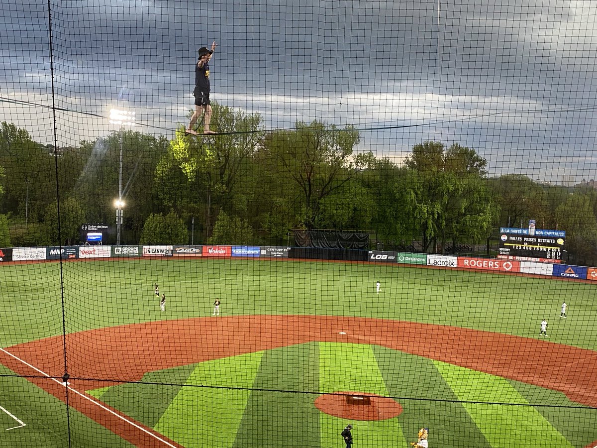 SCadoretteJDQ's tweet photo. Un premier match local pour les Capitales. Vont-ils encore survoler la compétition? Bonne saison à tous les amateurs de balle de Québec! https://t.co/IU4h0eZkF2