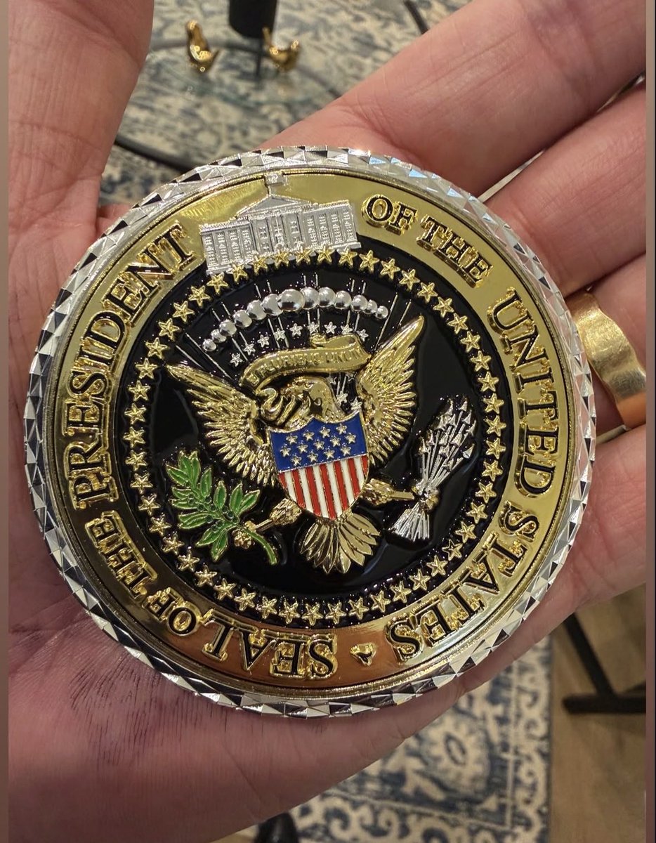 Pri21ms's tweet photo. Flávio Bolsonaro presenteado com a medalha oficial do Selo Presidencial americano. Uma recepção com a mais alta distinção nos salões da Casa Branca. https://t.co/ypWfAkMPCM