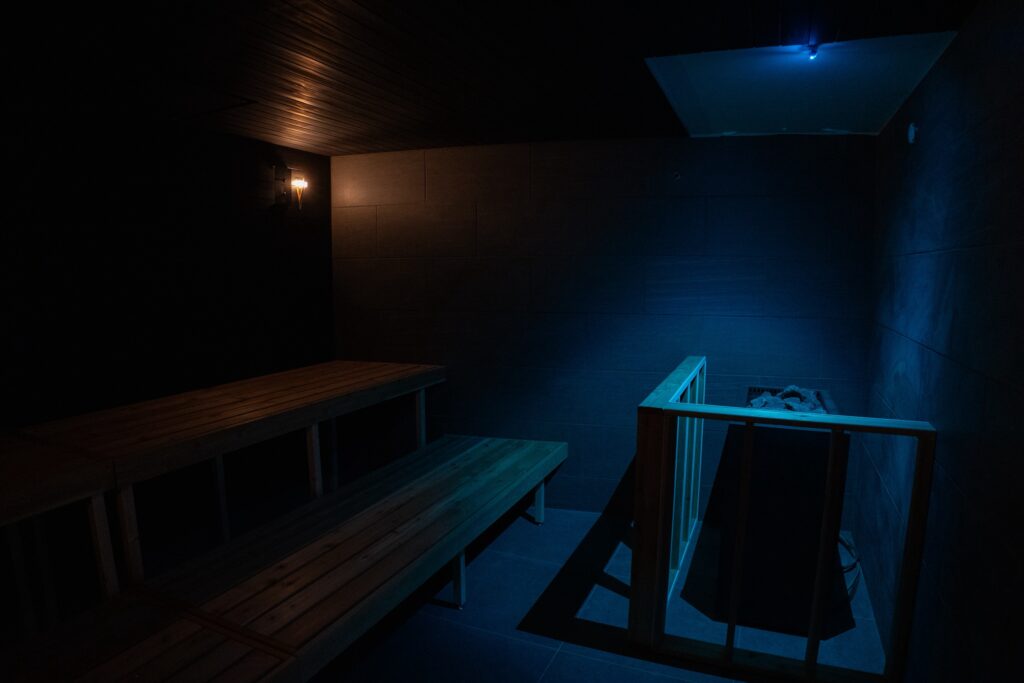 Yu_Blogs_Sauna's tweet photo. あなたはいくついった？🤭今年ももう5月が終わり… ということで1〜5月に関東に新しくできた【サウナ施設９選】まとめてみた✨

❶ PARADISE 大手町（東京・千代田区）2/1🚹
大手町ビル25・26階の高層スパ…日本最大級の巨大水風呂で「浮いてととのう体験」ができちゃう

❷ 高輪SAUNAS（東京・港区）2/9
高輪ゲートウェイ駅直結ニュウマン高輪…サ道タナカカツキ氏プロデュース SAUNAS 2号店、6/15には初の男女入れ替えも

❸ 荒木町サウナ Logout（東京・新宿区）2/27🚹
深海をテーマにした男性専用サウナ暗闇と静寂で深く潜るようにととのえる…

❹ サウナメッツァ 大井町トラックス （東京・品川区）3/28
TTNEプロデュースの都市型リカバリーSPA…男性側は日本初のトラムサウナ、女性側はハーブの香りがするウーブンサウナ…

❺ SHIAGARU SAUNA 神田×秋葉原店 　（東京・千代田区）4/13🚹
福岡天神発の男性専用パブリックサウナ…コンセプトは「絶対静寂」サウナ室内でドリンク飲めちゃう…

❻ niko and ... BASE（茨城・水戸市）4/23
水戸・千波公園内に誕生した複合施設…The Sauna野田クラクションベベー氏監修のログサウナ

❼ サウナ蒸薪（埼玉・北本市）5/3
L字型22名収容の本格薪サウナは男性専用…地下水かけ流しの深さ約90cm水風呂にシングル水風呂も

❽ おかえりサウナ板橋（東京・板橋区）5/6🚹
都営三田線板橋本町駅徒歩1分の男性専用施設…都内では珍しい土壁サウナが楽しめる…

❾ 毎日サウナ東京 幕張店（千葉・千葉市）5/8🚹
サウナ東京×毎日サウナのコラボ 5種類のサウナ＆「飲める水風呂」

気になる施設はありましたか？「ここ行ってきた!!」「これから行く!!」 という施設があればリプで教えてくださると嬉しいです🤭

※男性専用施設が含まれます🚹
※実際に足を運ぶ際は男女利用の可否を今一度ご確認ください