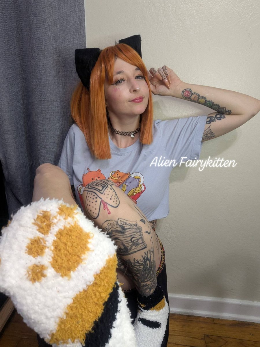 alienfairykitty's tweet photo. showing you my toe beans 🫘 🐱🫶 https://t.co/SgdkzqWQJh
