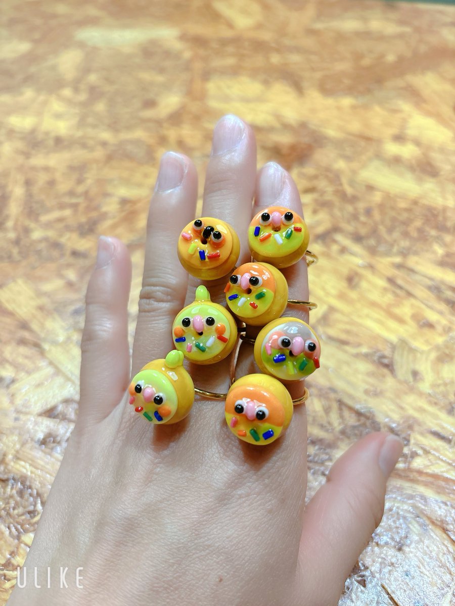 ENMUSU_Chii's tweet photo. 鳥フェス大阪まで１ヶ月を切りました☺️
準備も最終段階まできました✨
今日は新作バードーナッツの
(鳥とドーナツをかけた作品🍩)
リング紹介✨
こちら数量限定です✨
指のサイズに合わせて調整可能✨
是非遊びに来てください☺️
#鳥フェス大阪 https://t.co/gU5FGGGN4X