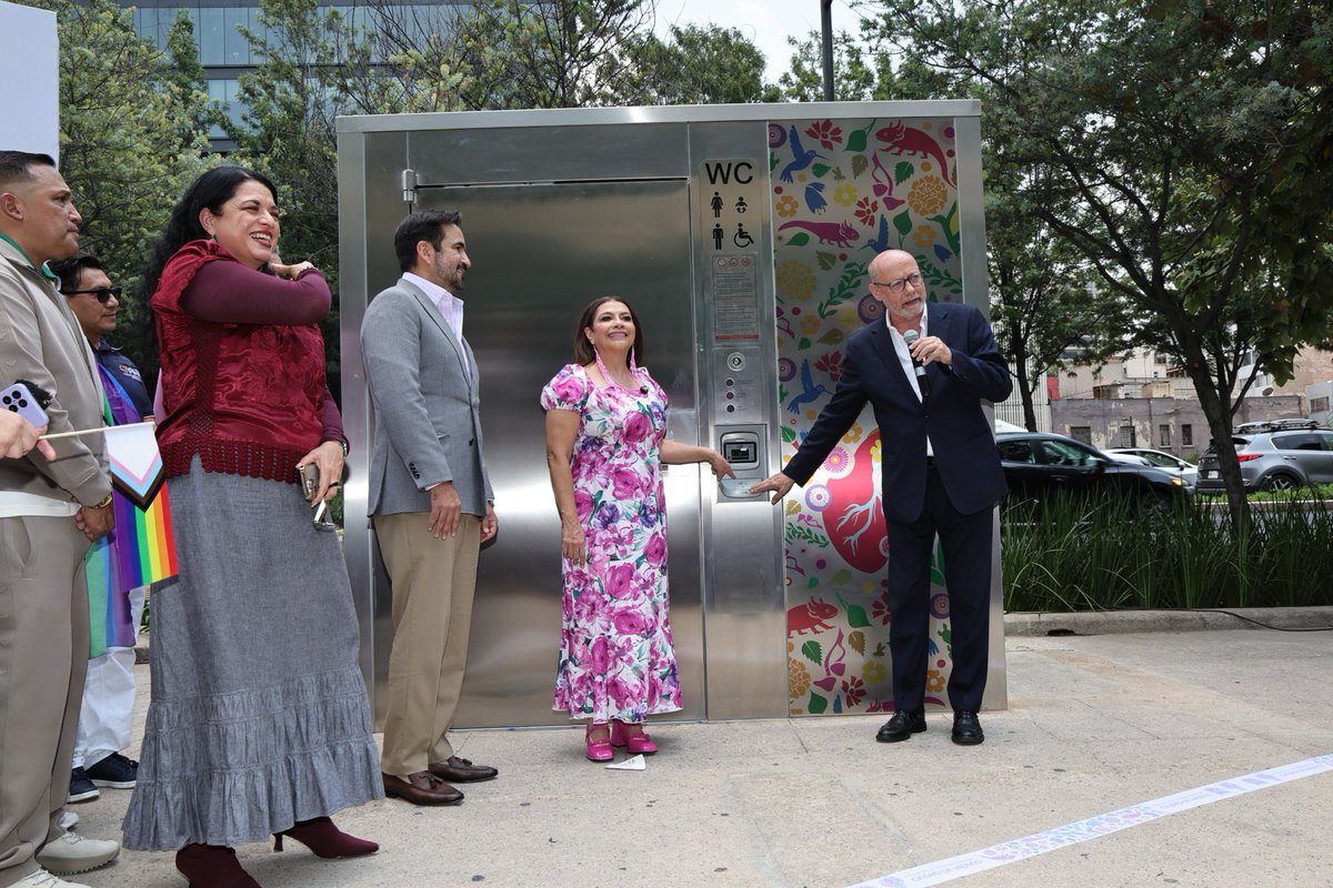 pasotti's tweet photo. Siento mucho exhibir todas las tranzas de @ClaraBrugadaM, pero los baños públicos que presentó hoy, no son más que otro negocio de publicidad exterior que la corrupta @MetropolisCDMX de @EipCDMX asignó irregularmente a la empresa Global. https://t.co/IQGJ2IjGjg