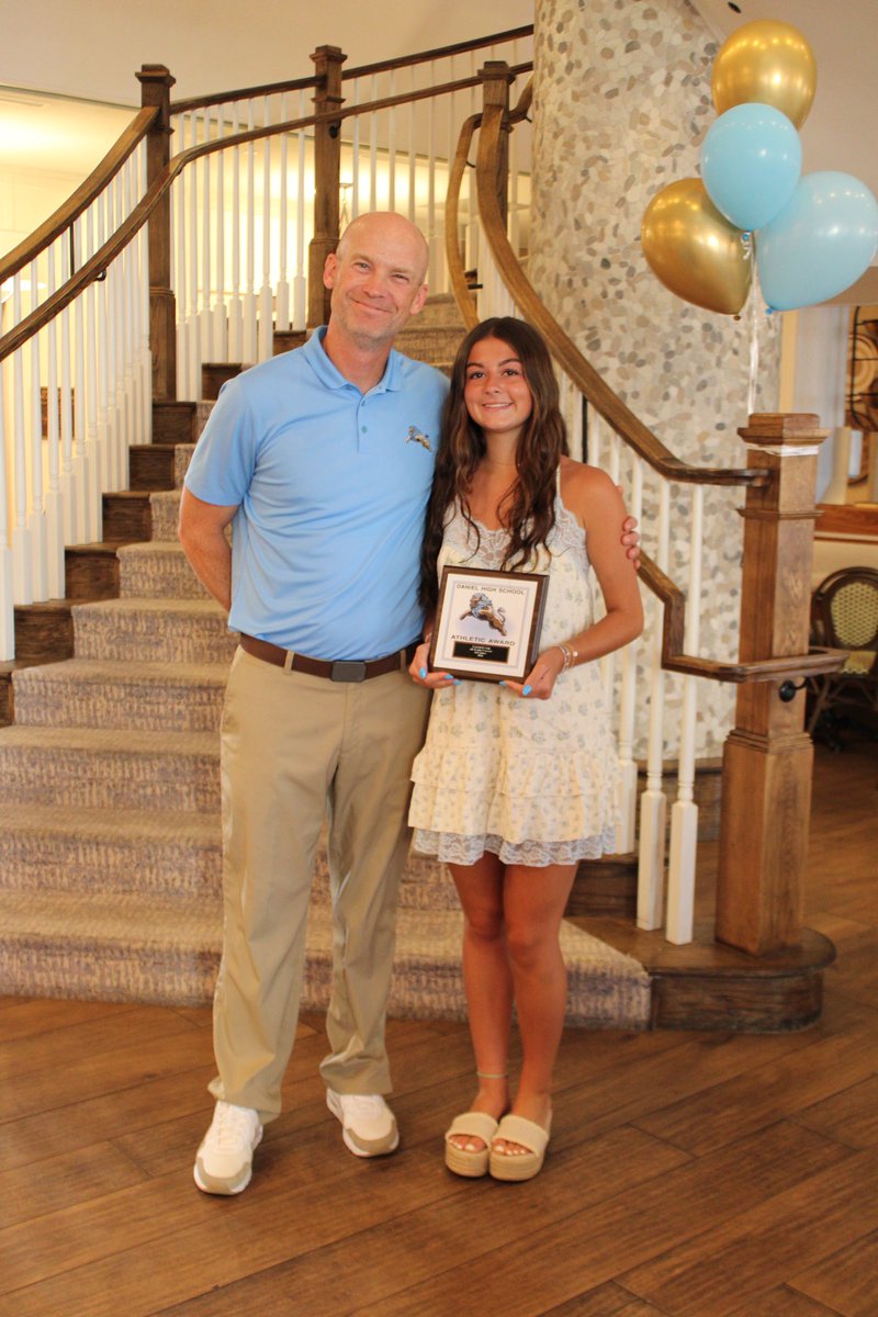 graysonenewton's tweet photo. I’m so thankful to be named All-State, All-Region, and PSR POTY!!! I appreciate everyone who voted for me!!! Thank you Coach Perry and my team for an amazing season! So thankful for the Awesome Teammate Award and the Most Entertaining Award! https://t.co/kXgV6gahUK