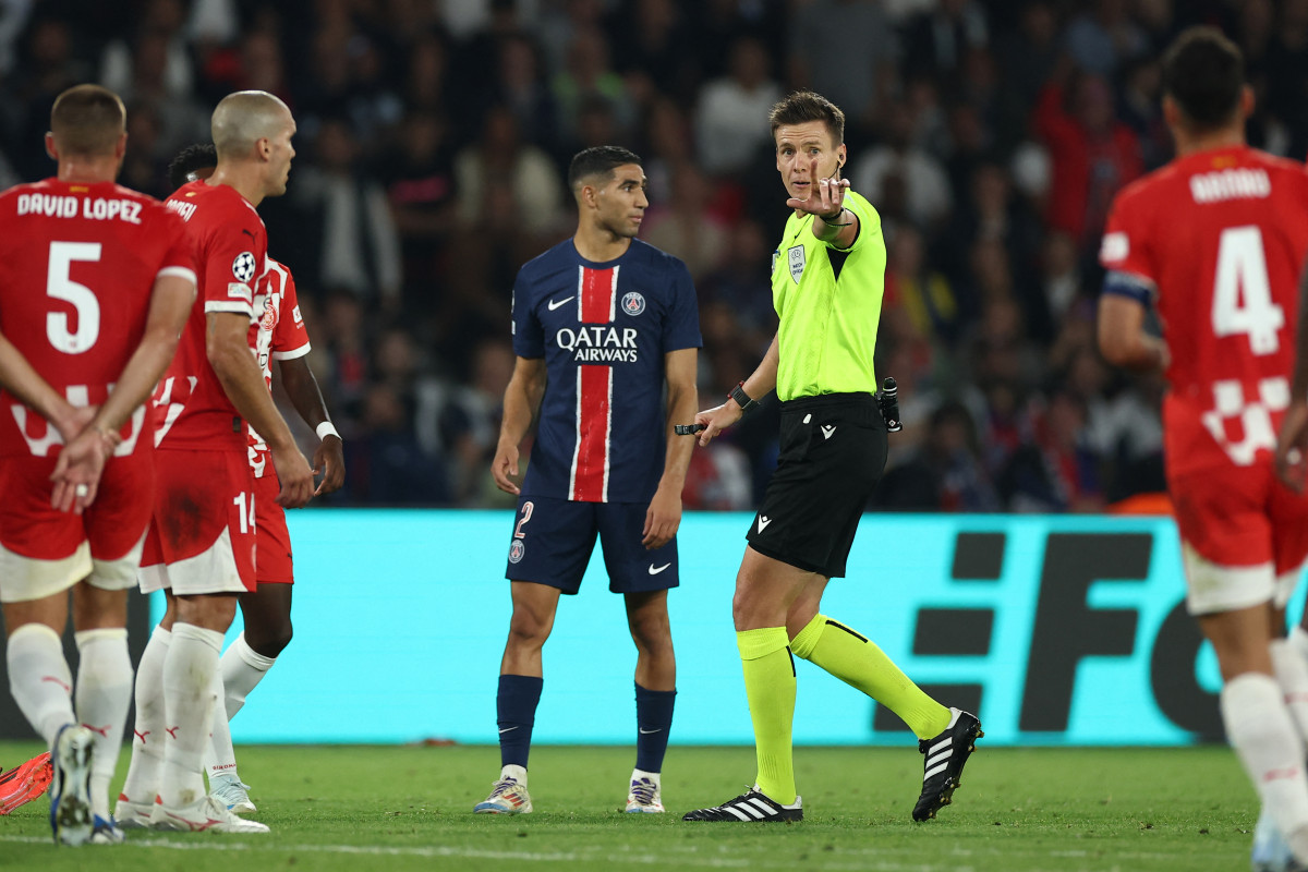 LMDPSG's tweet photo. 🚨 La nomination de Daniel Siebert au sifflet de PSG-Arsenal fait grincer quelques dents. 👮🏻‍♂️😬

L'arbitre allemand, assez réticent quand il s'agit d'expliquer ses décisions aux joueurs ou aux staffs, est très critiqué outre-Rhin. 🇩🇪😮‍💨

Consultant Sky Sport, Lothar Matthäus avoue ne lui trouver « qu'une seule qualité, (celle de) reconnaître ses erreurs. » 🥶

🗞️ @lequipe