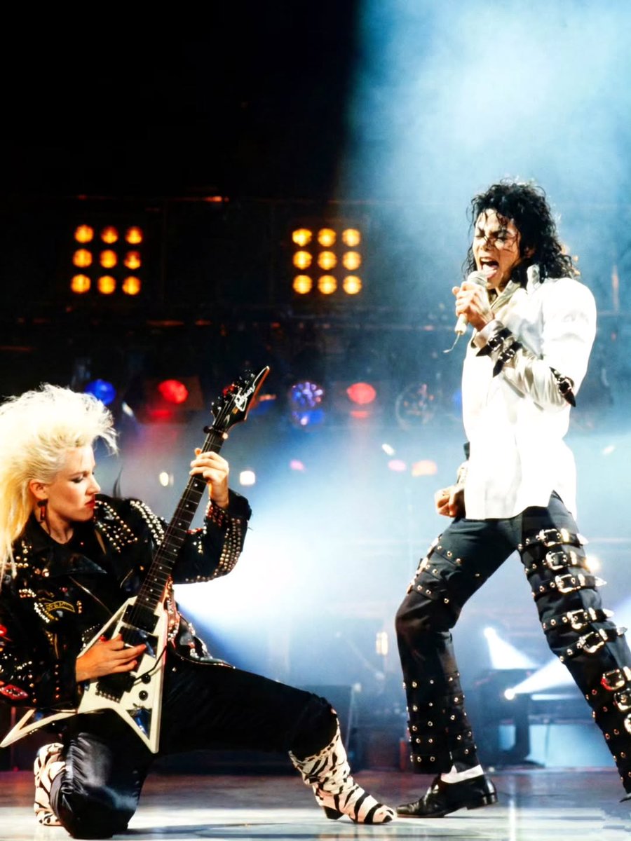 mjBeats's tweet photo. ⚡🎸 “Dirty Diana” na Bad Tour com Jennifer Batten na guitarra era simplesmente um incêndio no palco! 🔥

Michael entregando atitude, energia e aquele vocal impossível de ignorar… enquanto a guitarra rasgava tudo ao vivo. 🤘

E agora esse momento icônico chega totalmente restaurado  ✨📺 nesta sexta-feira, dia 29, às 21h, no canal da MJ Beats no YouTube! 🎶 https://t.co/26f3QCdYqv

“Dirty Diaaana… nah! C’mon!” 🎤⚡