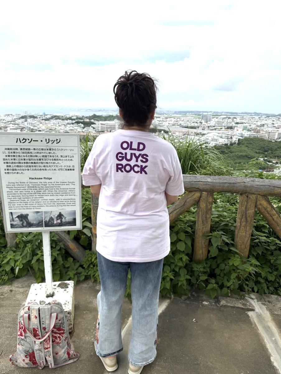office300stage's tweet photo. このジュリーのTシャツの背中の文字がアメリカ人の観光客に大受けでした。「この言葉大好きよ」と年配の女性が声をかけてくれました。
東北の震災被害者に対する追悼のアルバムの題名でもありました。
世界中の戦争で被害を受けた方たちに手を合わせます。
#ハクソーリッジ #沖縄 #渡辺えり #ジュリー https://t.co/oBJB30XYKy