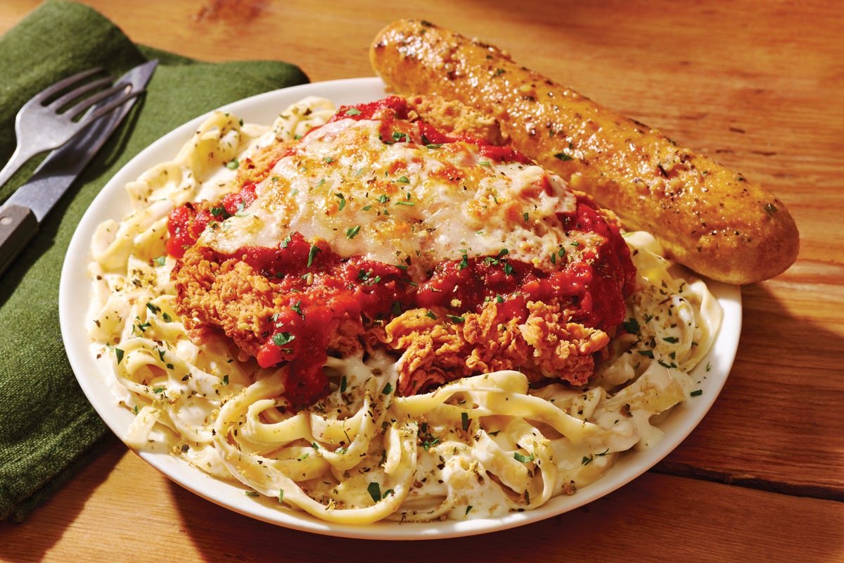 Stephalicious92's tweet photo. Going to eat at Applebees 
Going alone by myself
Getting my usual favorite chicken fettuccine alfredo pasta 😁 https://t.co/alWxTAYesr