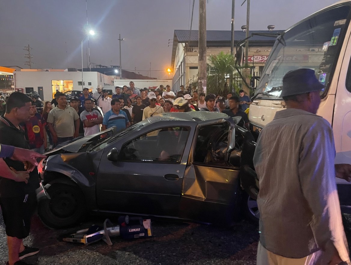 EmergenciasEc's tweet photo. Se reporta fuerte accidente de tránsito en la vía a Daule, a la altura de Peca https://t.co/LxG4YfZsKE