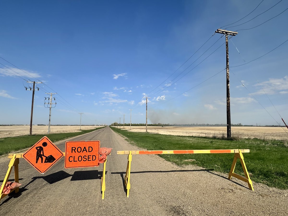 libby_gray9's tweet photo. Township Road 364 is now closed. Here’s the access at Range Road 3064.

Smell of smoke is thicker in the air, here, and the air is hazy all around from the fire, which has darker plumes from this angle @CKOMNews https://t.co/uam6TWDMxm