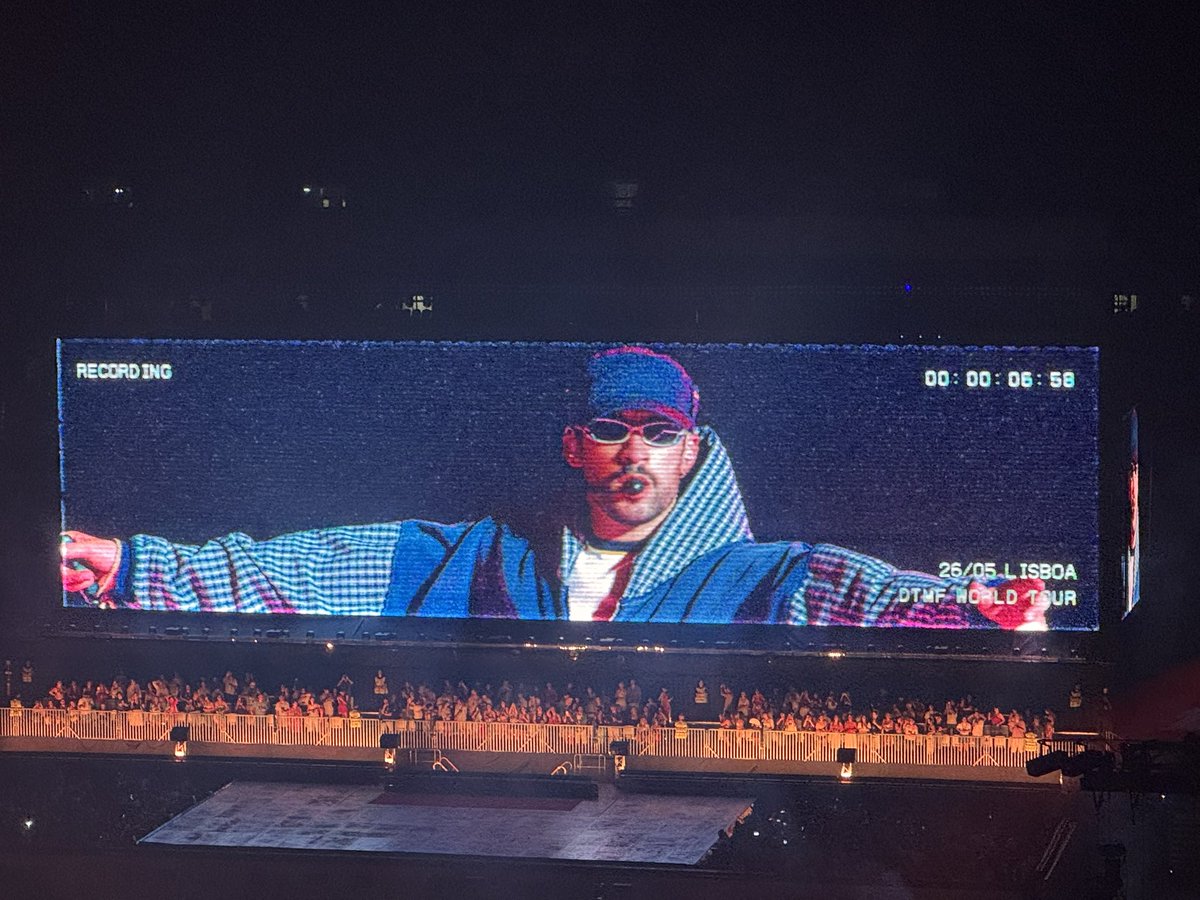 ramosicaro's tweet photo. Como Bad Bunny va a ser rey del pop? Con reguetón y dembow! SIIIIM Um dos mais incríveis concertos que fui na vida! https://t.co/veUdHLrbDK