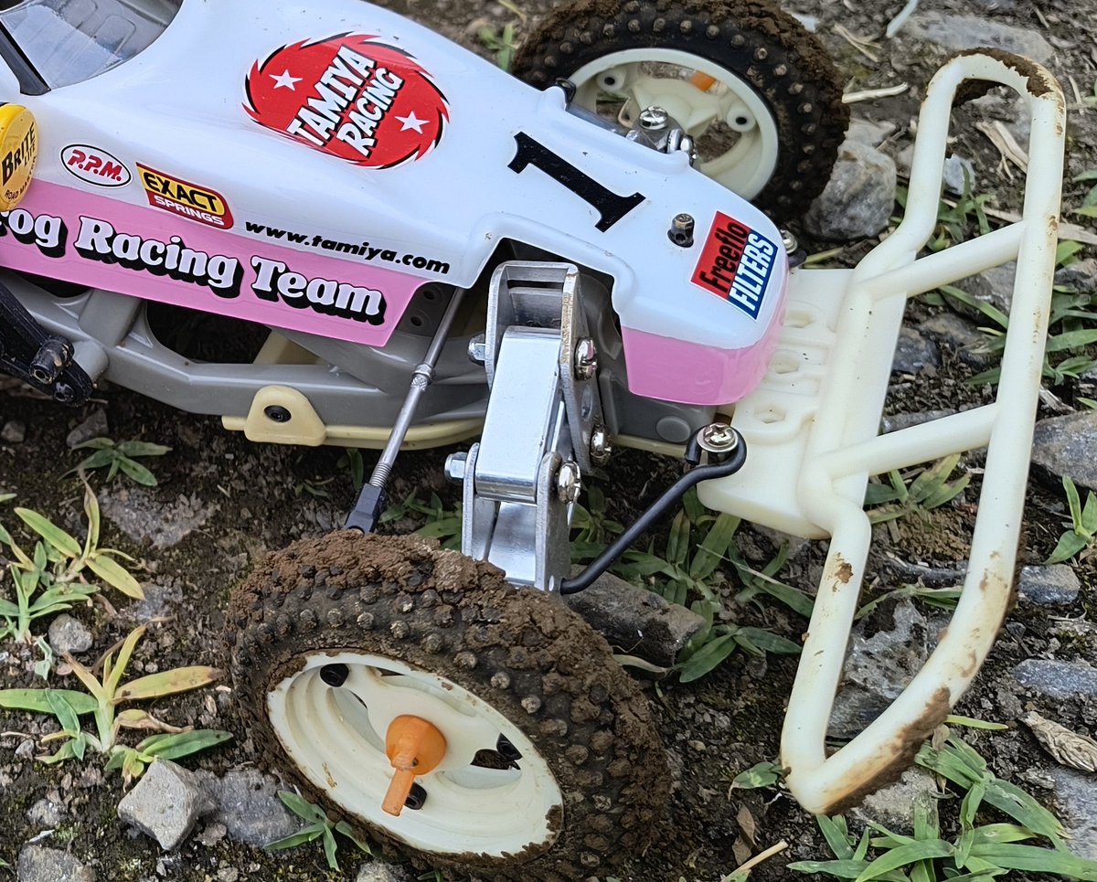 rc12l's tweet photo. うちのフロッグ、軽い下りのワダチで前足取られてやたらコケる。フロッグだけコケる。何で？
あぁ、このバンパーが悪いのね💦 https://t.co/PfFUItc714