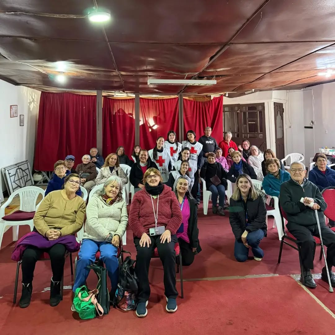 CruzRojaConce's tweet photo. El 18 de mayo participamos con un stand en el CESFAM Juan Soto Fernández, donde difundimos nuestra labor como Cruz Roja, entregamos información sobre diversas enfermedades y realizamos una charla de primeros auxilios para usuarios del Programa Más AMA https://t.co/Jo73KASZFg
