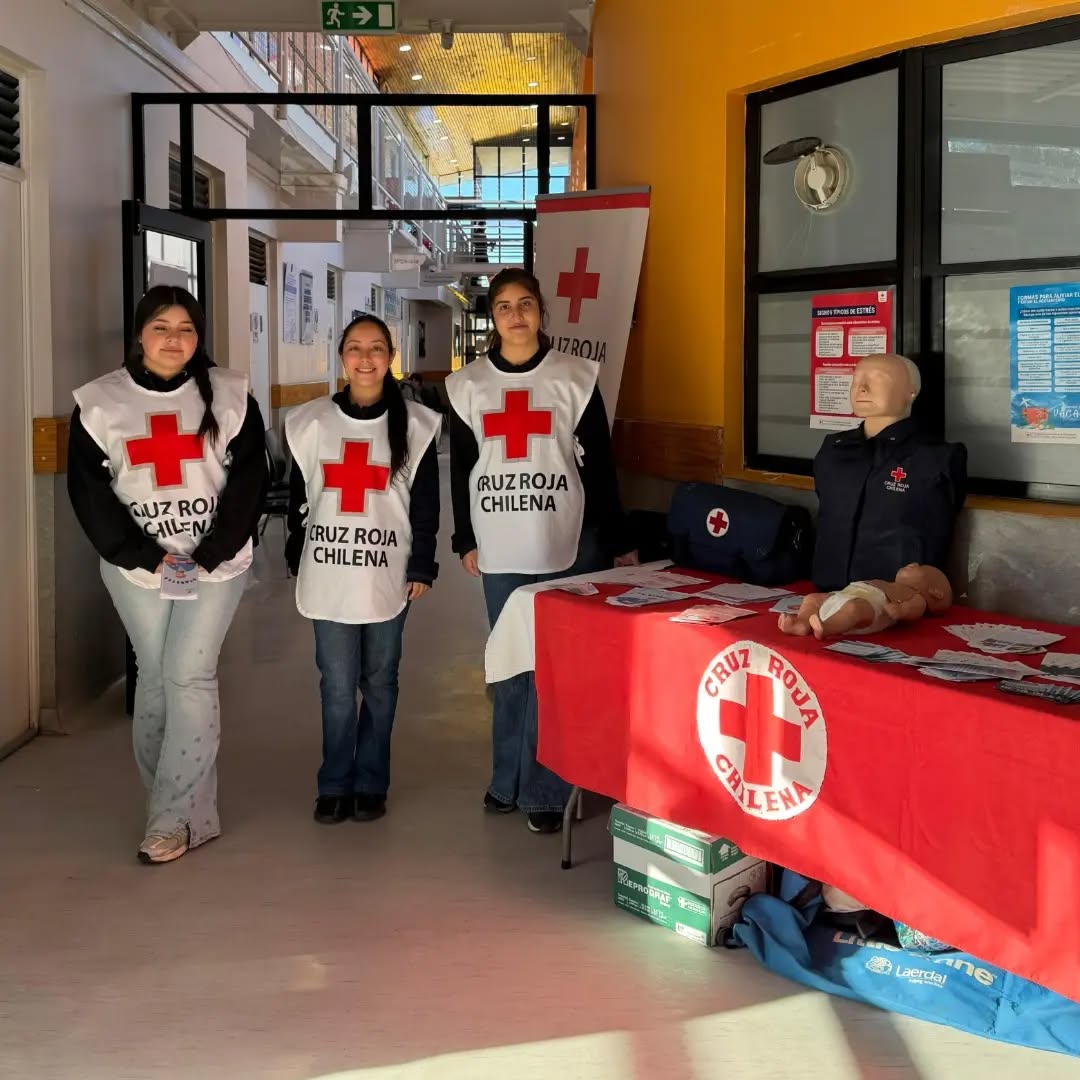 CruzRojaConce's tweet photo. El 18 de mayo participamos con un stand en el CESFAM Juan Soto Fernández, donde difundimos nuestra labor como Cruz Roja, entregamos información sobre diversas enfermedades y realizamos una charla de primeros auxilios para usuarios del Programa Más AMA https://t.co/Jo73KASZFg