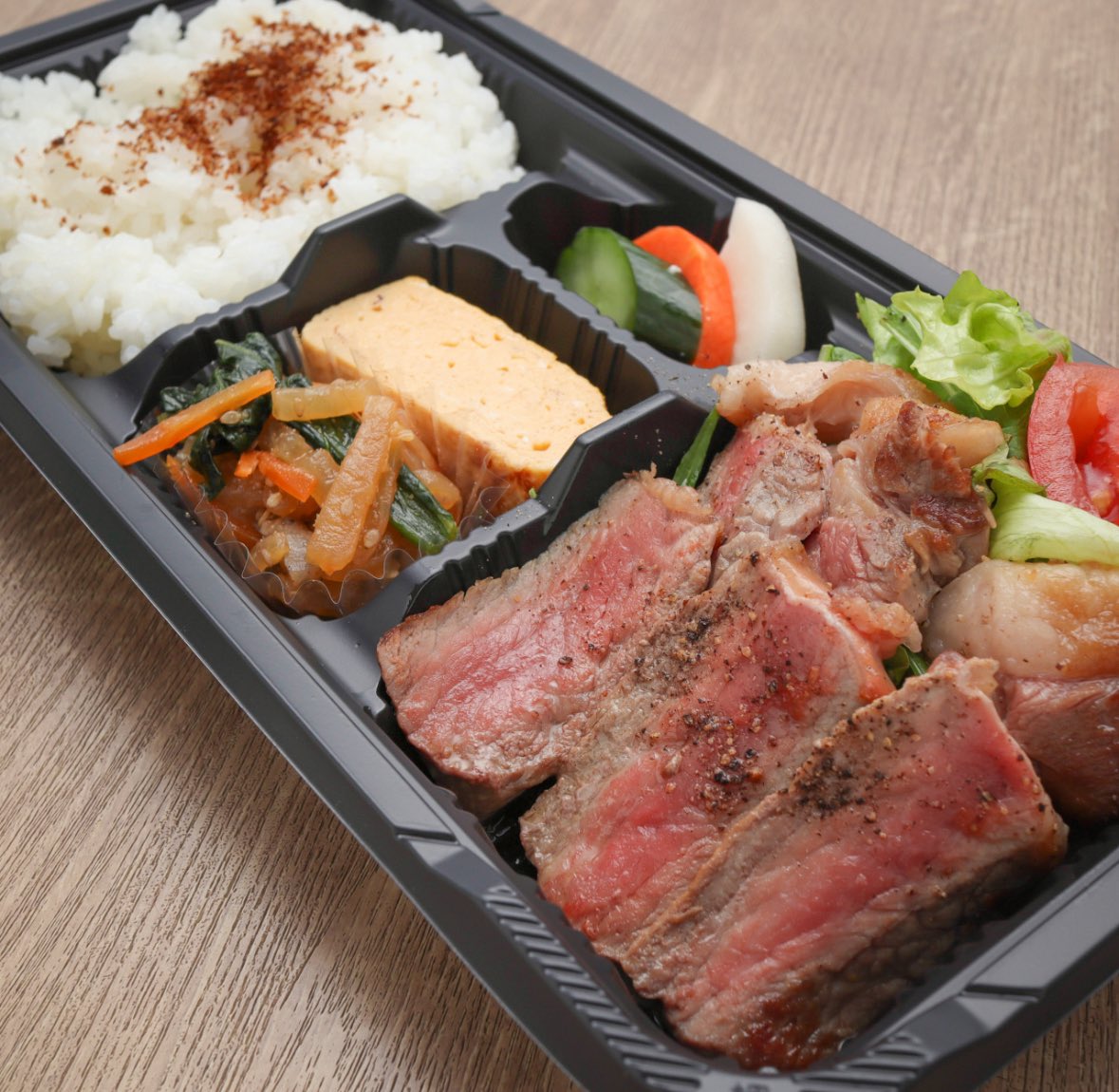 CozyRestaurant's tweet photo. <5/27〜6/1のお弁当>
鶏胸肉のねぎ味噌バターチキン弁当　950円

ノルウェーサーモンの塩焼き弁当　950円

サーロインステーキ弁当　1100円

#仙川テイクアウト
#Restaurantcozy https://t.co/y3tp26cq0n