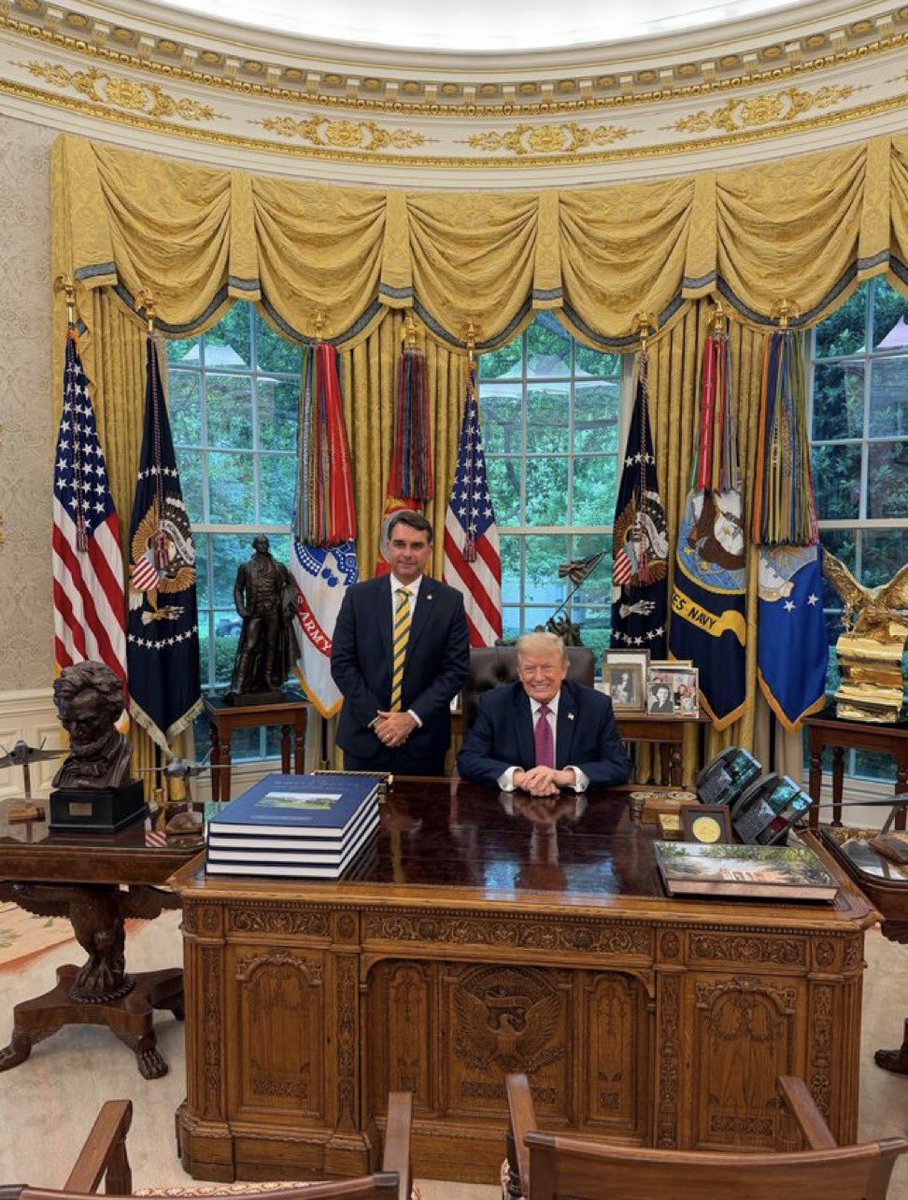MunierRj's tweet photo. Sem a ajuda de @nikolas_dm Flavio Bolsonaro tem reunião com Donald Trump
O rapaz está realmente sendo irrelevante . https://t.co/BzDAxNfZOk