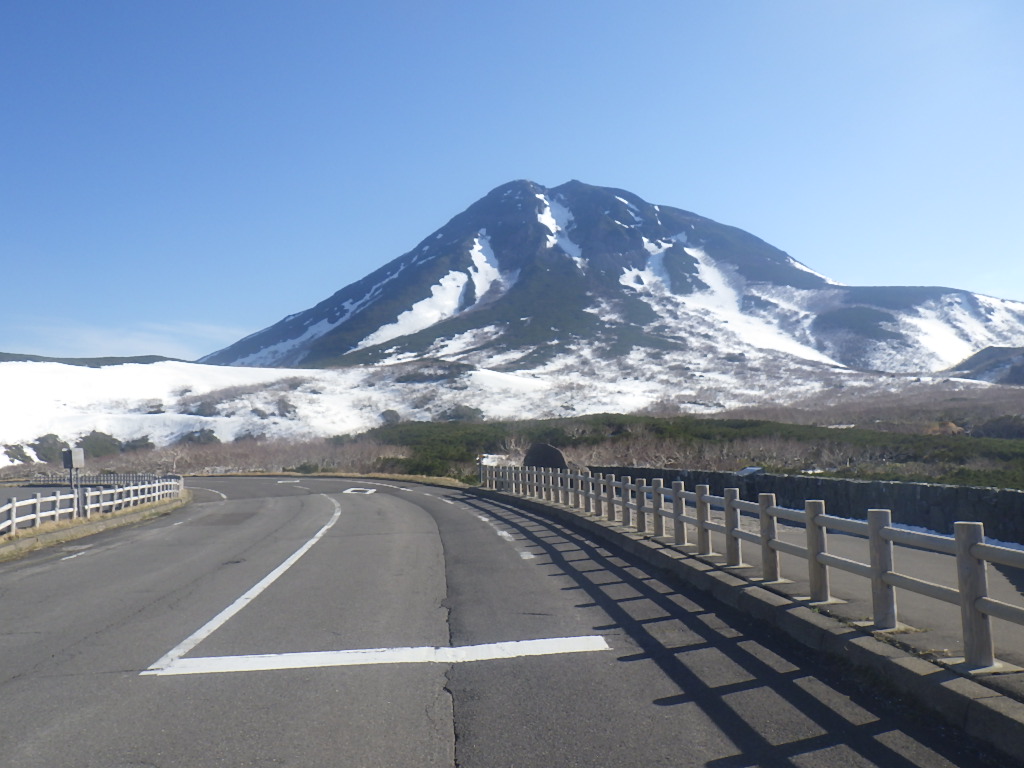 mlit_hkd_ab's tweet photo. 【 #知床峠 夜間通行規制解除！】
路面凍結のおそれがあり、現在、夜間通行規制を行っている #知床横断道路 は、5月29日（金）8:00から終日通行可能となります！ #国道334号 #網走開発建設部 #網走道路事務所 https://t.co/C1YPoKuBEL
