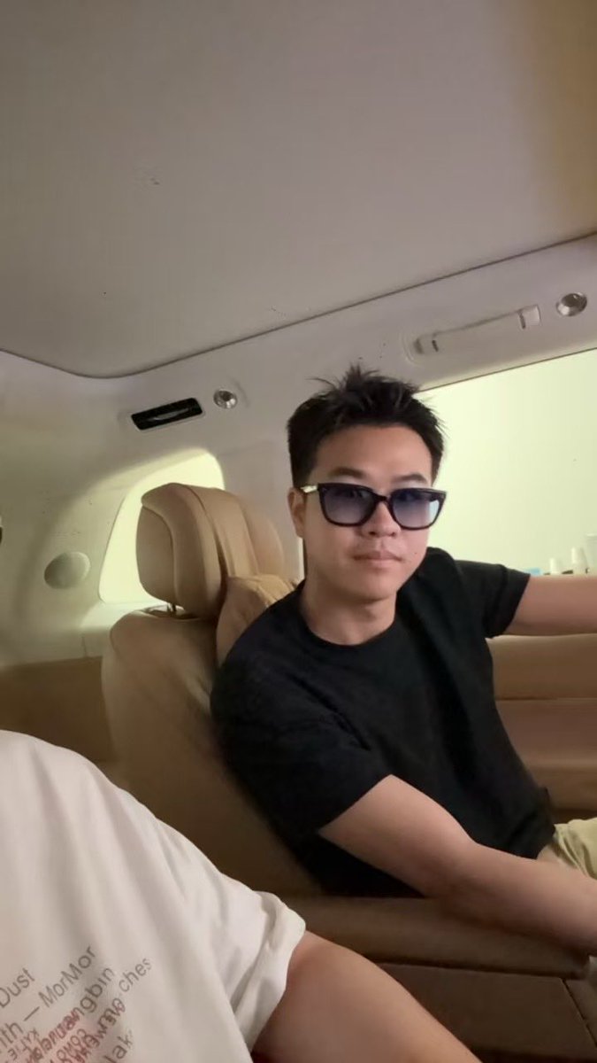 Jememanqueran's tweet photo. 微信前置拍的 感觉跟人类很难沾边了 https://t.co/6JMEPRBRnY