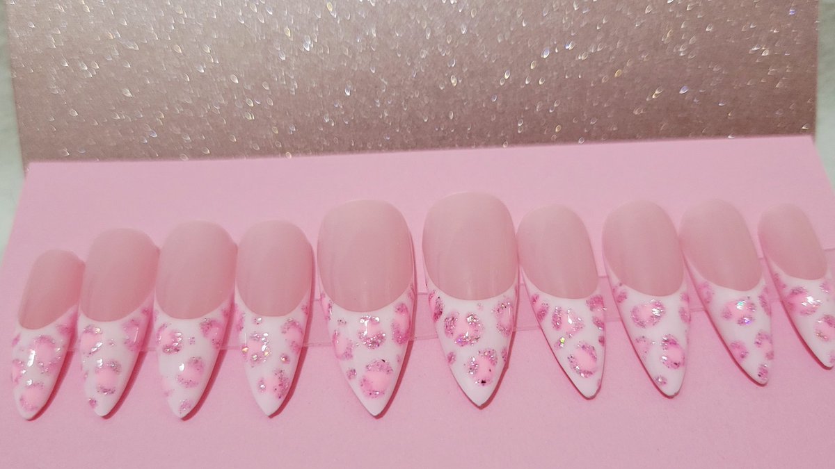 Albtraumraum's tweet photo. New nails 🩷✨ https://t.co/3SowShkQoo